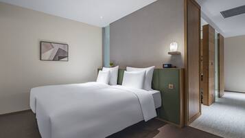 Corner Twin Room | In-room safe, desk, blackout drapes, soundproofing