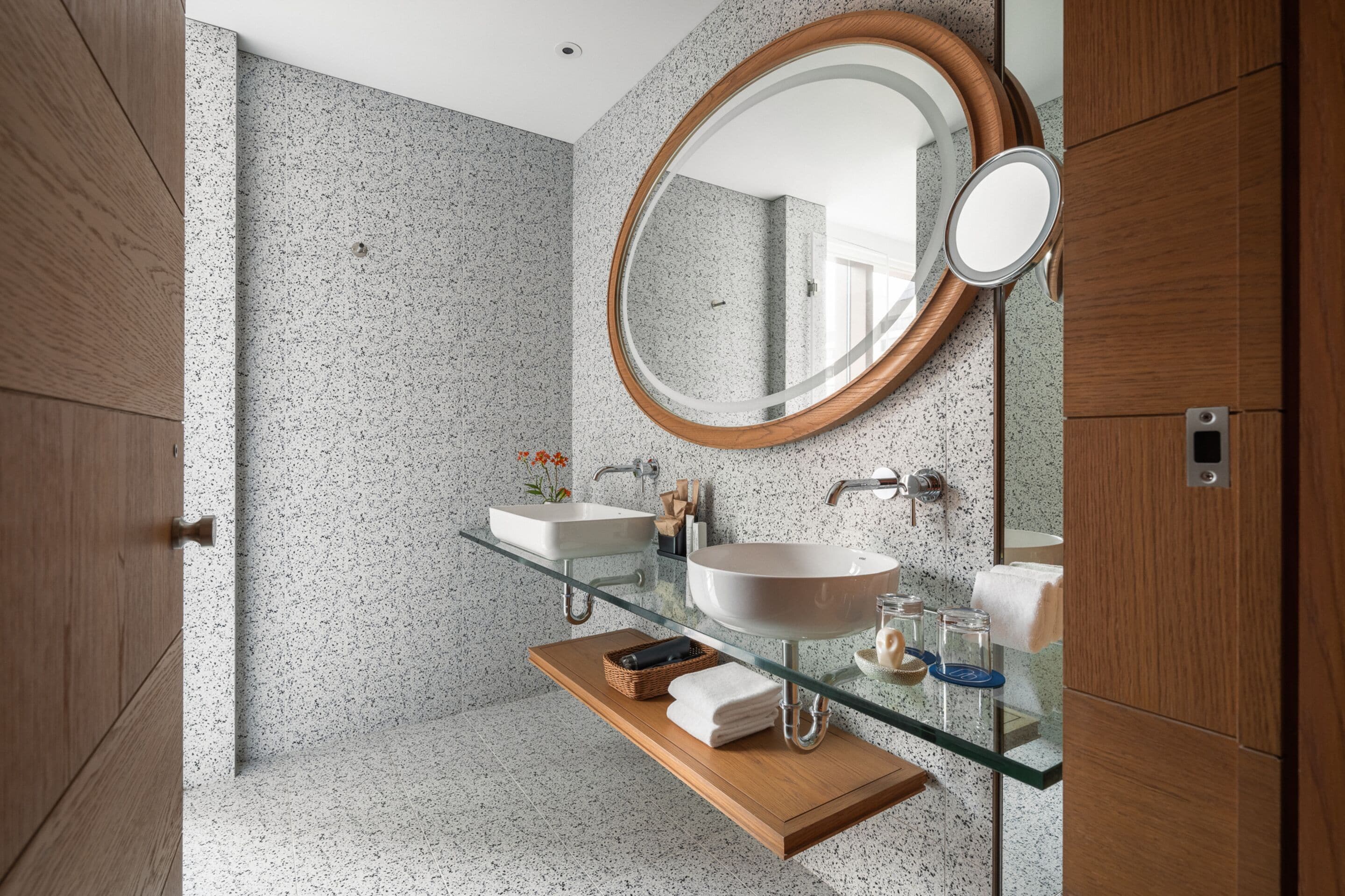 separate bathtub and shower, eco-friendly toiletries, hair dryer