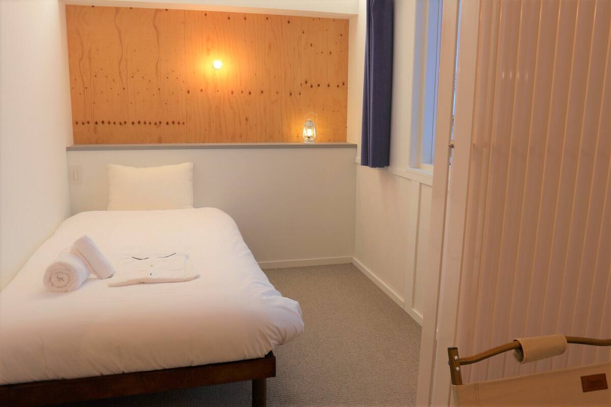 Single Room | Desk, WiFi (free), bed sheets