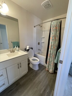 Combined shower/tub, towels, soap, toilet paper