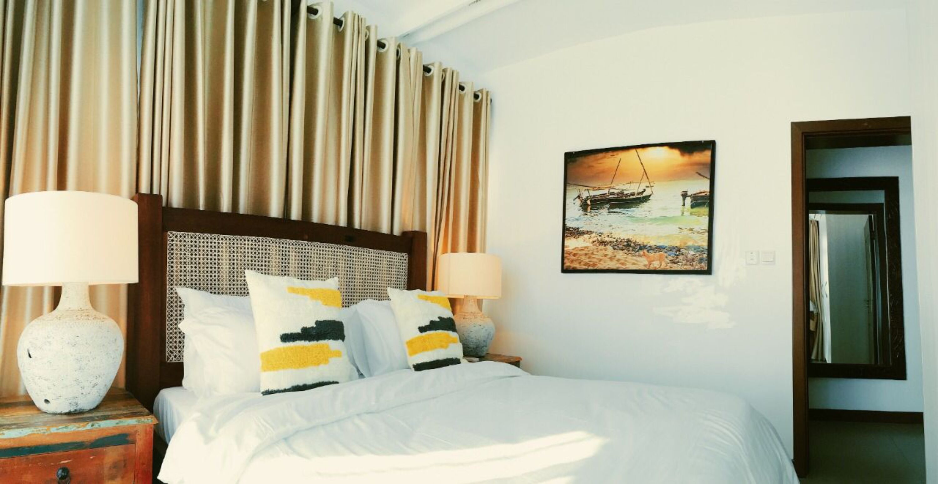 Individually decorated, individually furnished, desk, soundproofing