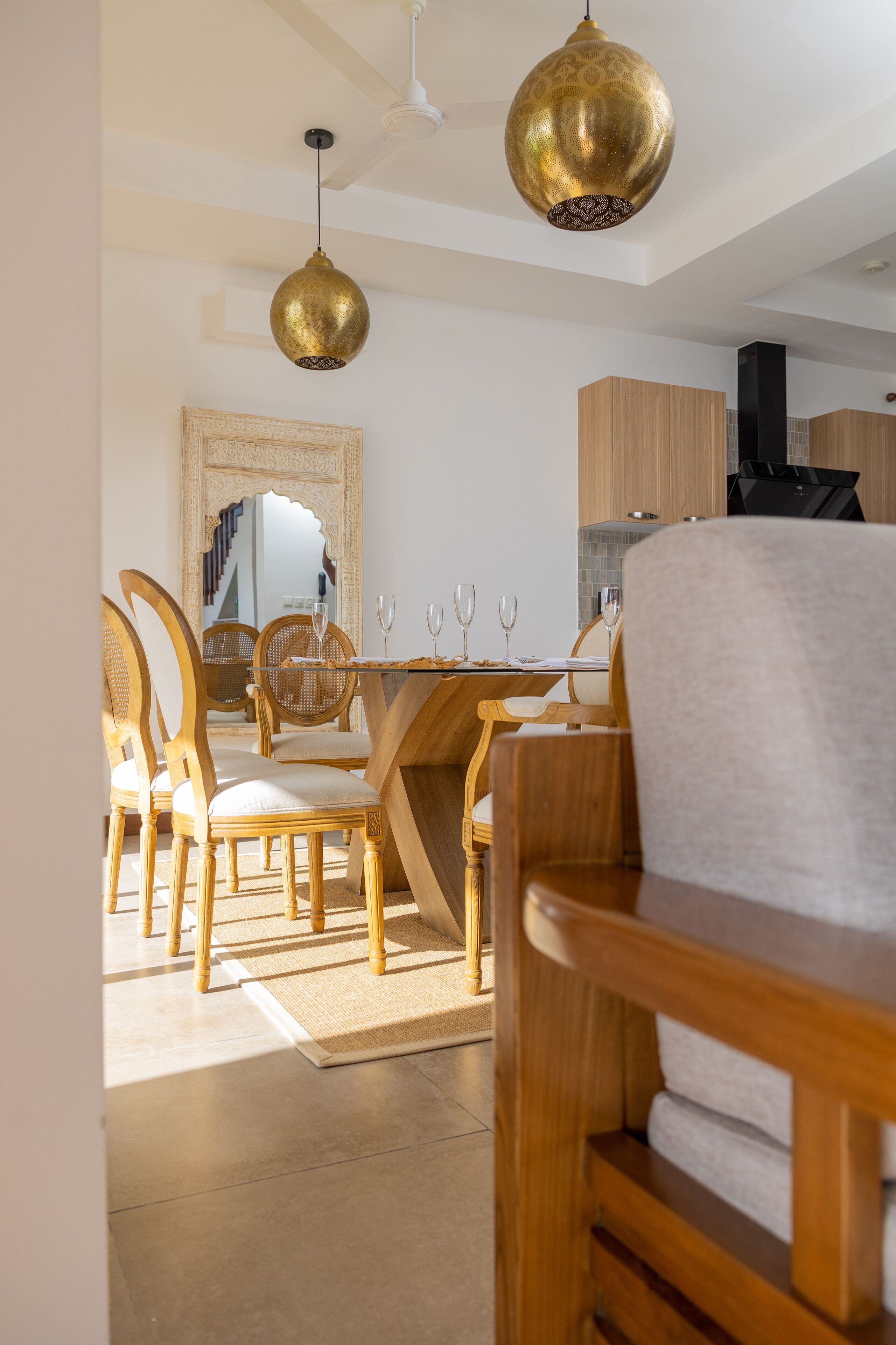 Un coin repas avec des meubles en bois et un lustre.