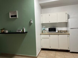 Réfrigérateur, micro-ondes, cafetière/bouilloire