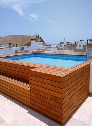 Utendørsbasseng og et basseng på takterrassen