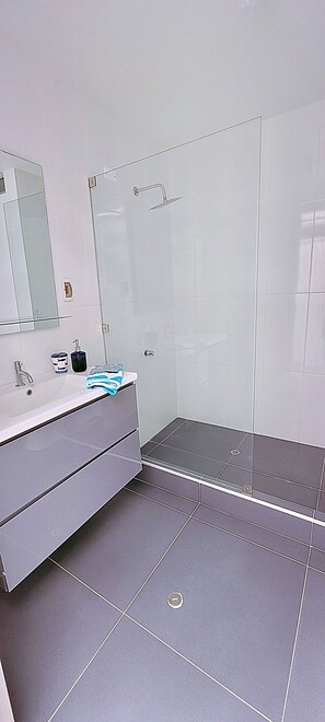 Dusche, Haartrockner, Seife, Shampoo