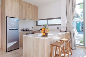 Villa Deluxe, 2 habitaciones | Cocina privada | Tetera eléctrica y utensilios de cocina 
