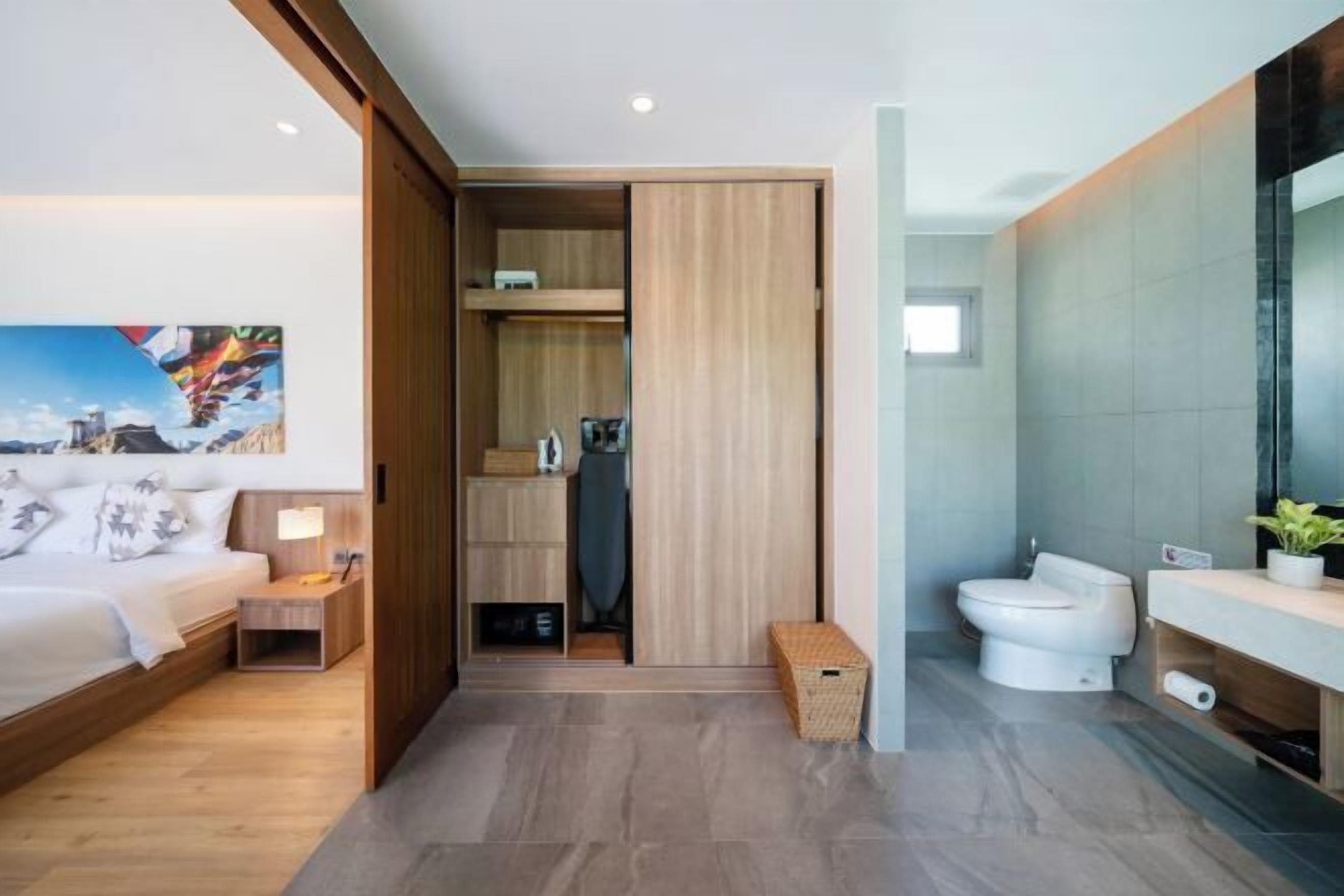 Cortinas blackout, tabla de planchar con plancha y wifi gratis 