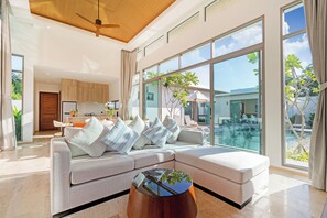 Villa Deluxe, 2 habitaciones | Sala de estar | Televisión 