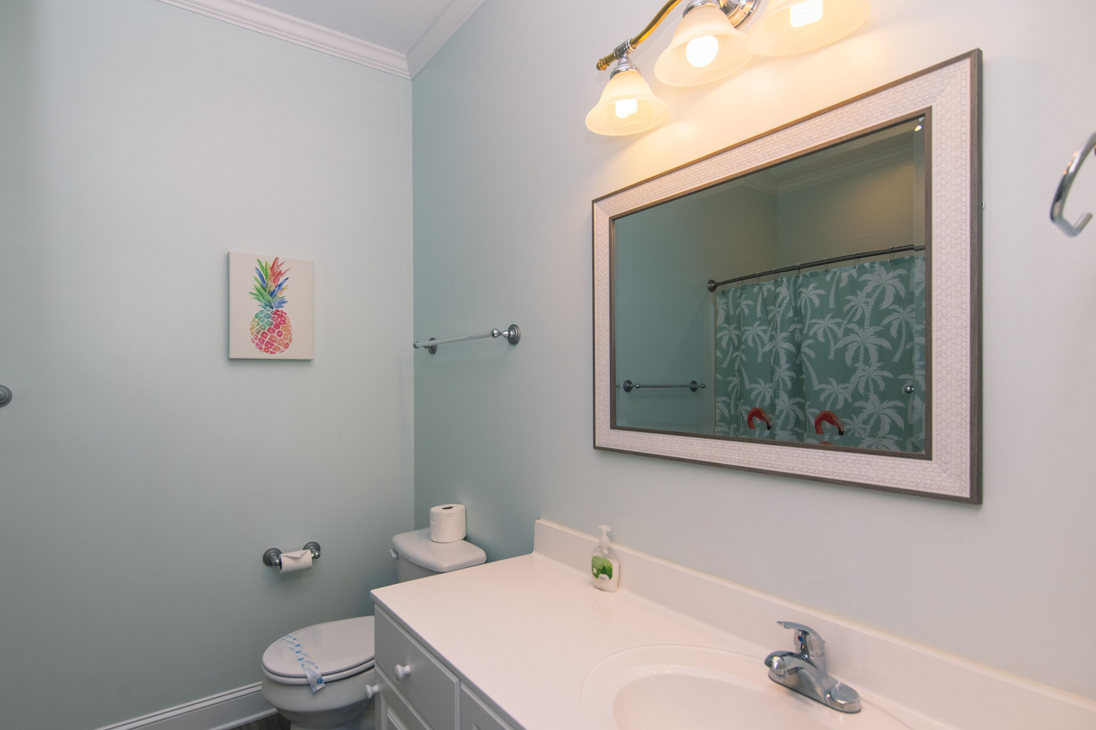 Ein Badezimmer mit Toilette, Waschbecken und Spiegel.