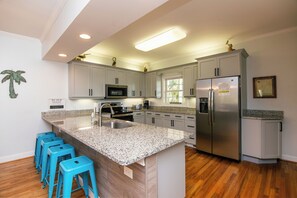 Kjøleskap, mikrobølgeovn, ovn og kokeplater