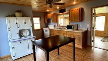 Refrigerador, microondas y utensilios de cocina