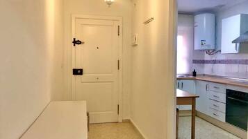 Een koelkast, een microgolfoven, een oven