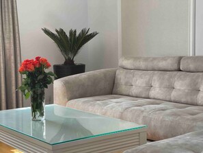 Smart TV, chimenea, estéreo y impresora