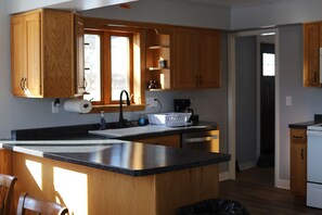 Microondas, horno, placa de cocina y lavavajillas