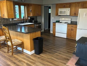 Een microgolfoven, een oven, een kookplaat, een vaatwasser