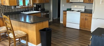 Private 5-bedroom farmhouse with AC in  Rural Houston