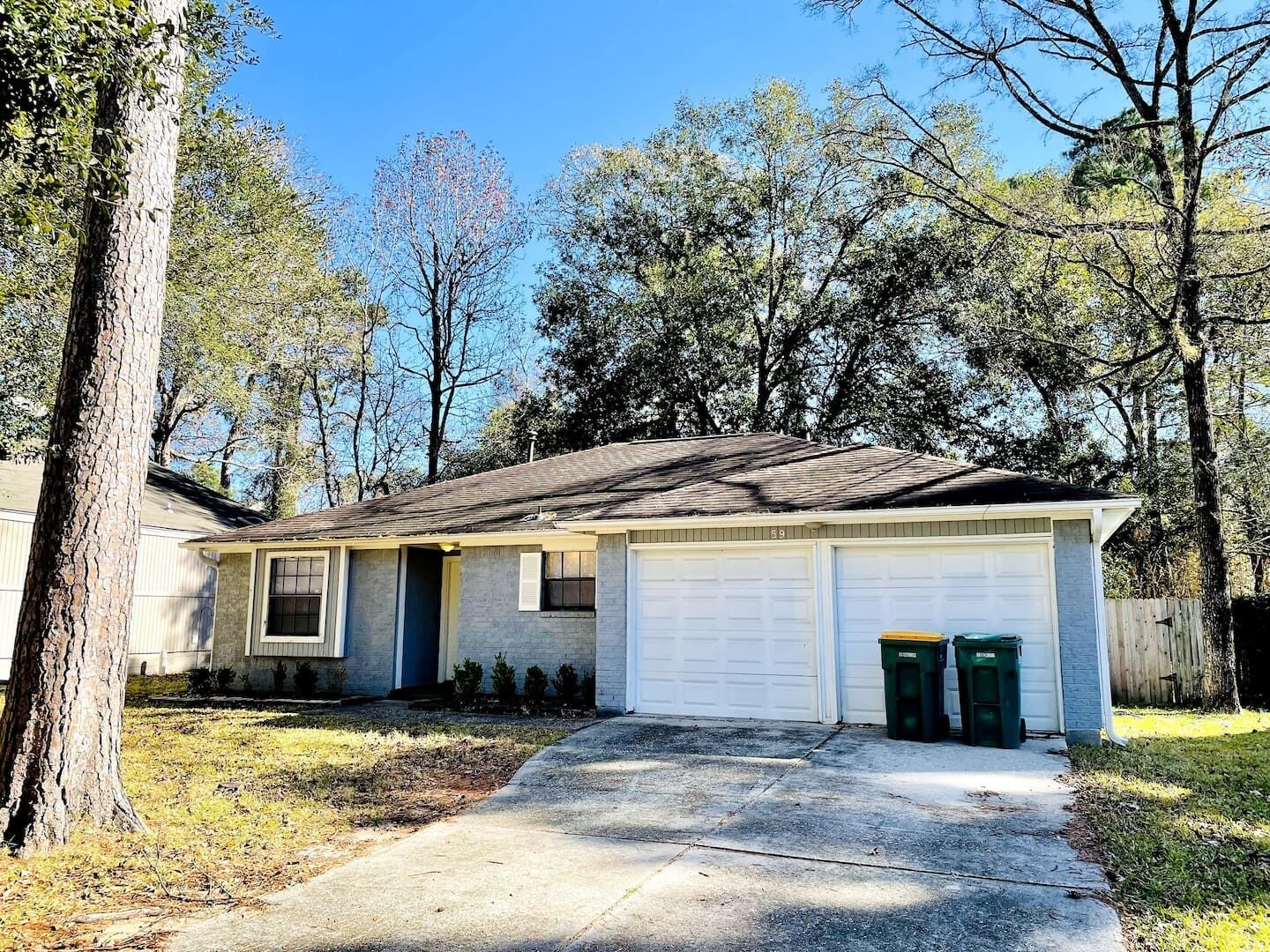 The Woodlands House 3 Bed, 2 Baths, FREE Parking Garage, Baby Crib, Kitchen