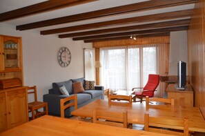 Fernseher, Kamin, DVD-Player, Tischfußball