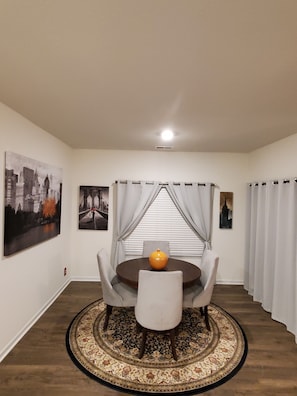 Dining - Delightful new home near the lake (Oak Ridge)