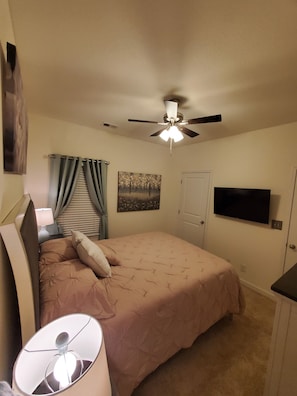 Room - Delightful new home near the lake (Oak Ridge)