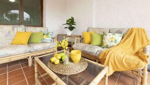 Un salon confortable avec deux canapés, une petite table et une plante en pot.