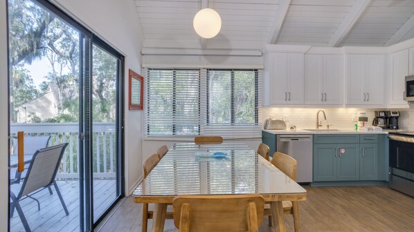 冰箱、微波炉、烤箱、炉灶