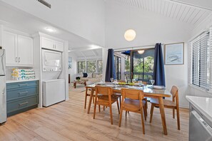 Interior - Sea Pines Cottage •Sleeps 10 •Close to Trails & Beach •Bike Everywhere (Hilton Head Island)