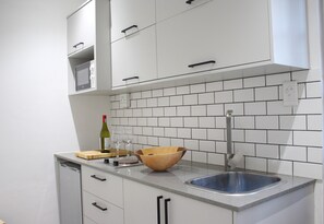 ميكروويف، موقد طهي مسطح، ماكينة لصنع القهوة/الشاي، مائدة طعام