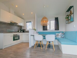 Kjøleskap, mikrobølgeovn, kokeplater og oppvaskmaskin