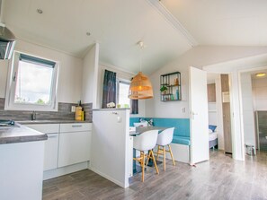 Fridge, microwave, stovetop, dishwasher - Chalet with swimming ladder on Loosdrecht lakes (Breukelen)