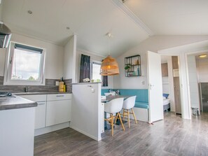 Jääkaappi, mikroaaltouuni, liesi, astianpesukone