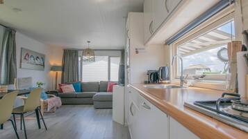 Fridge, microwave, stovetop, dishwasher