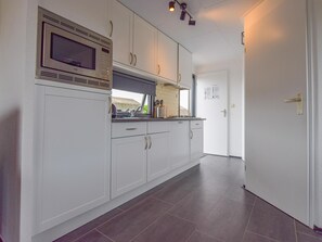 Kjøleskap, mikrobølgeovn, kokeplater og oppvaskmaskin