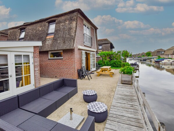 Outdoor dining - Holiday home with waterside terrace (Breukelen)
