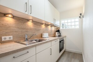 ثلاجة، فرن، موقد طهي مسطح، غسالة أطباق