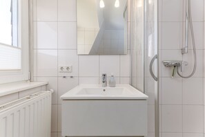Dusj, hårføner og håndklær