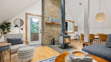 Een televisie en een open haard