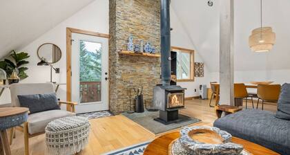 Majestic Mountain Retreat, *Pet Friendly*, Large Deck w/ Hot Tub, Two Kitchens, Walk to Food, Drinks