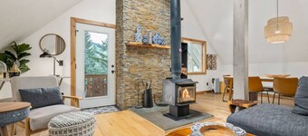 Majestic Mountain Retreat, *Pet Friendly*, Large Deck w/ Hot Tub, Two Kitchens, Walk to Food, Drinks