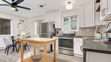 Een koelkast, een magnetron, een oven, een kookplaat