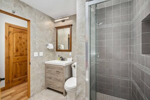 Badekar, hårføner, håndklær og sjampo