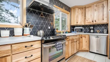 Een koelkast, een magnetron, een oven, een kookplaat