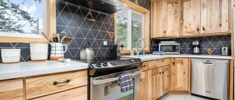 Een koelkast, een microgolfoven, een oven, een kookplaat