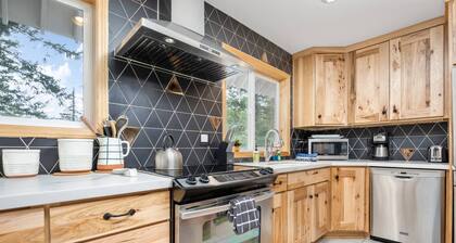 Majestic Mountain Retreat, *Pet Friendly*, Large Deck w/ Hot Tub, Two Kitchens, Walk to Food, Drinks