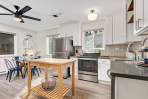 Kjøleskap, mikrobølgeovn, ovn og kokeplater