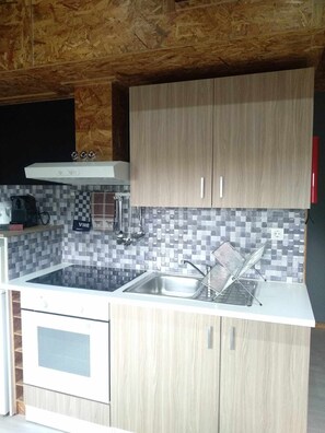 Kühlschrank, Mikrowelle, Ofen, Herdplatte