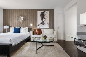 Tabla de planchar con plancha, wifi gratis y ropa de cama 