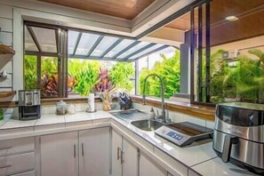 Kühlschrank, Mikrowelle, Herdplatte, Wasserkocher mit Kaffee-/Teezubehör