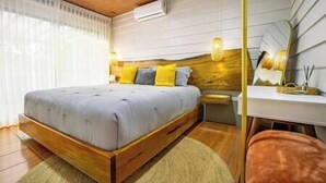 Una camera da letto moderna con un letto in legno, un comodino e una scrivania con uno specchio.