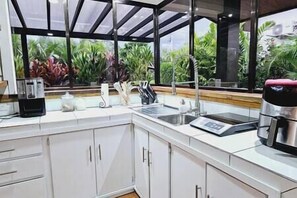 Réfrigérateur, micro-ondes, plaque de cuisson, cafetière/bouilloire